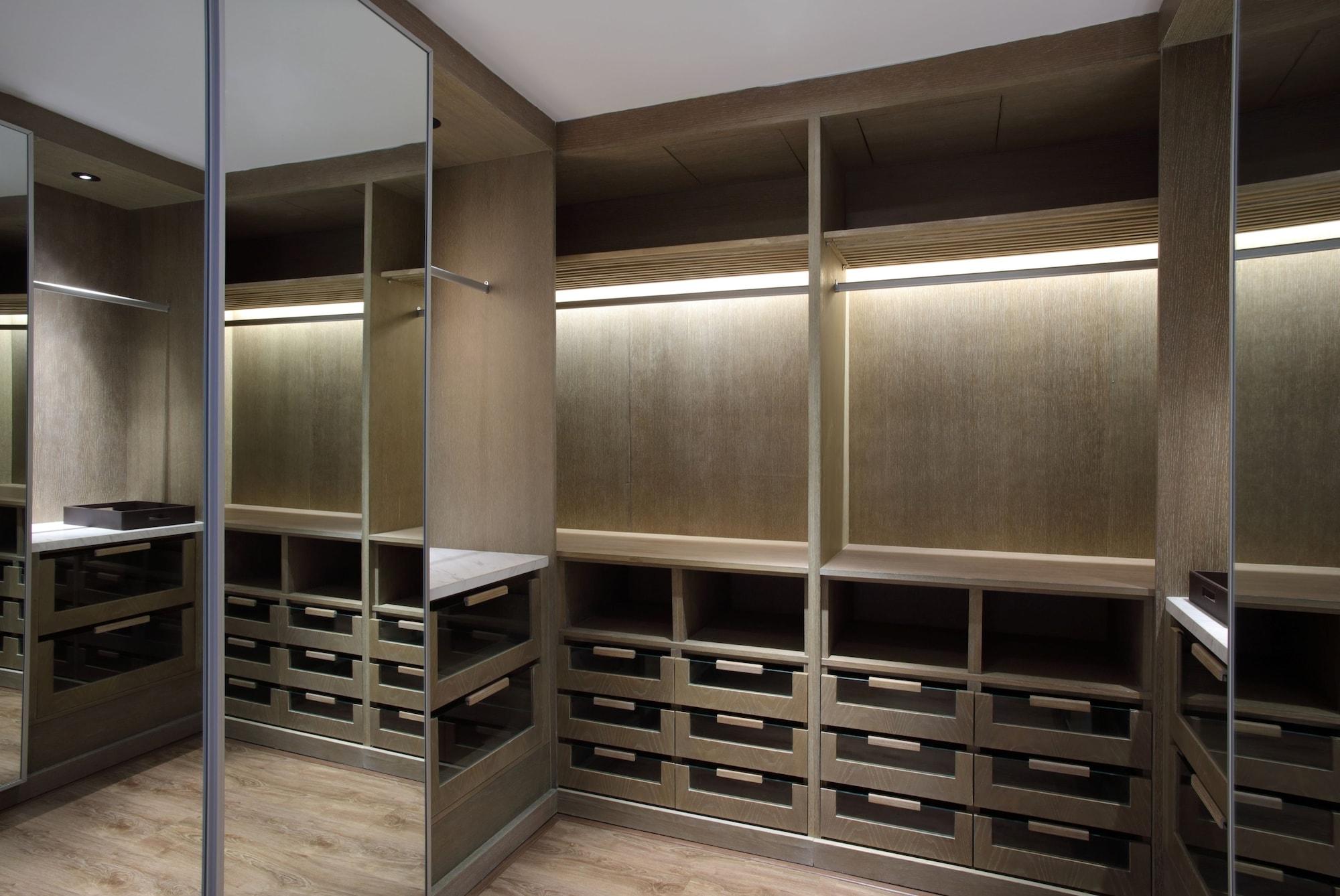 Doubletree By Hilton Jakarta - Diponegoro Exterior foto A walk-in closet