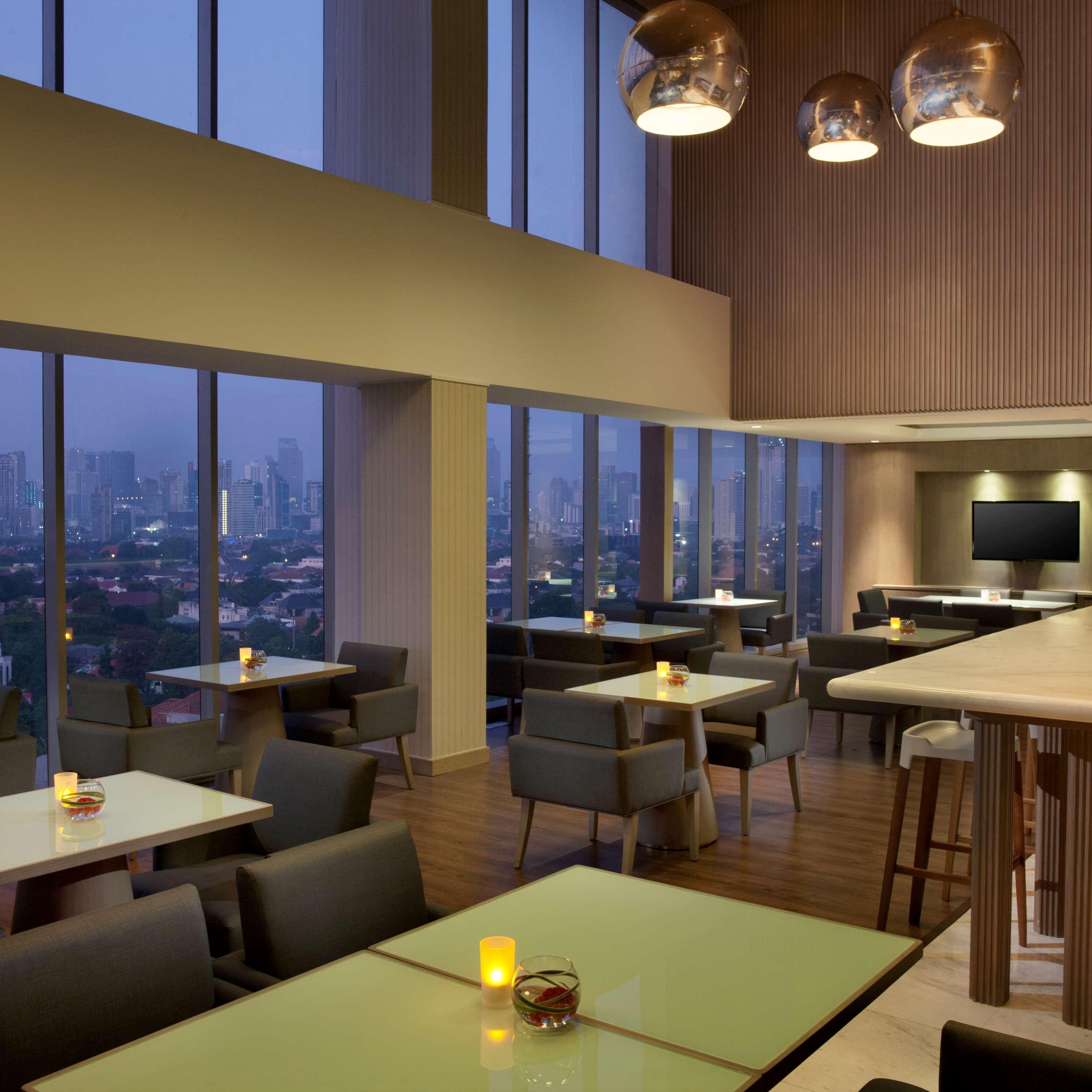 Doubletree By Hilton Jakarta - Diponegoro Exterior foto The lounge at the airport