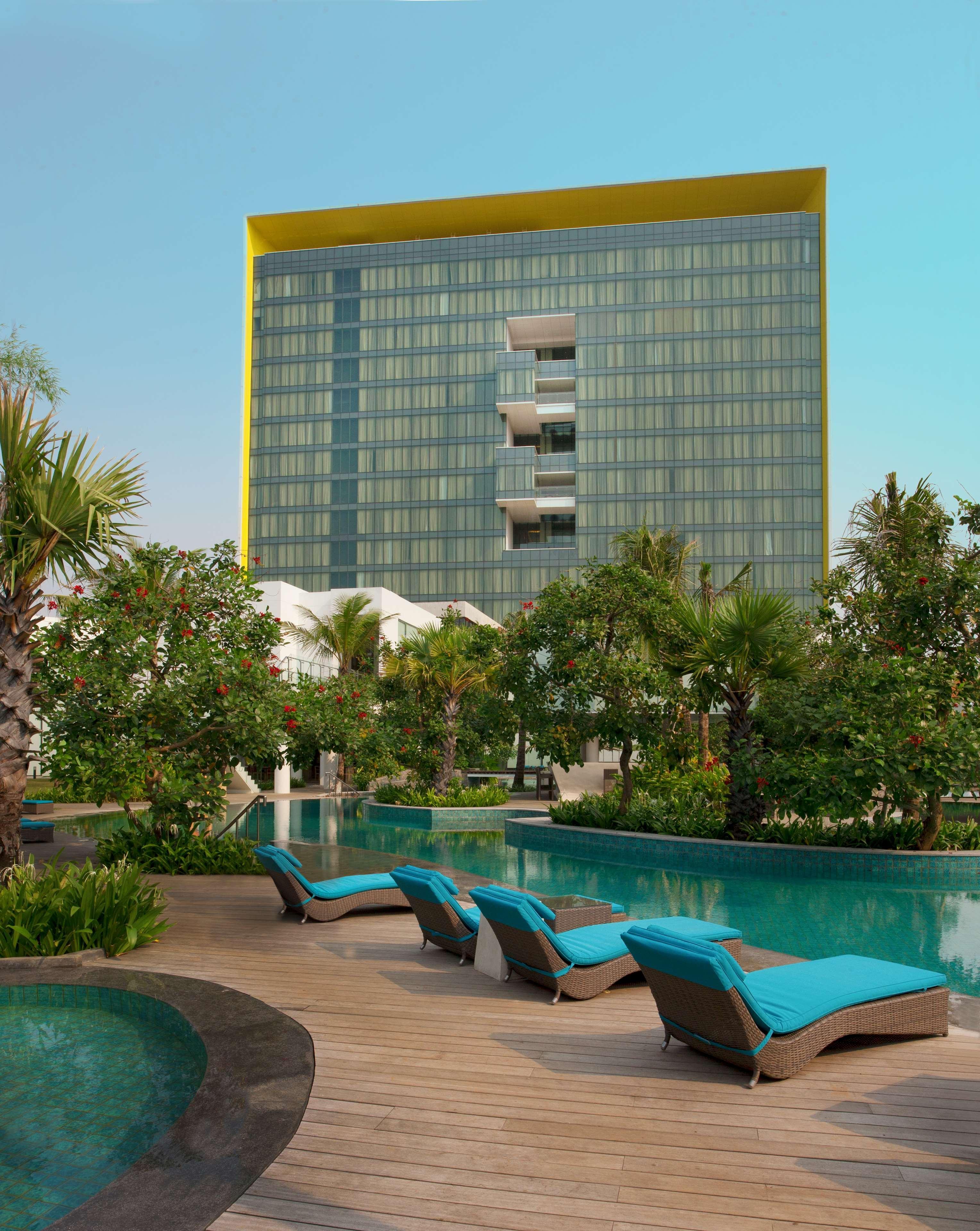 Doubletree By Hilton Jakarta - Diponegoro Exterior foto The hotel's pool