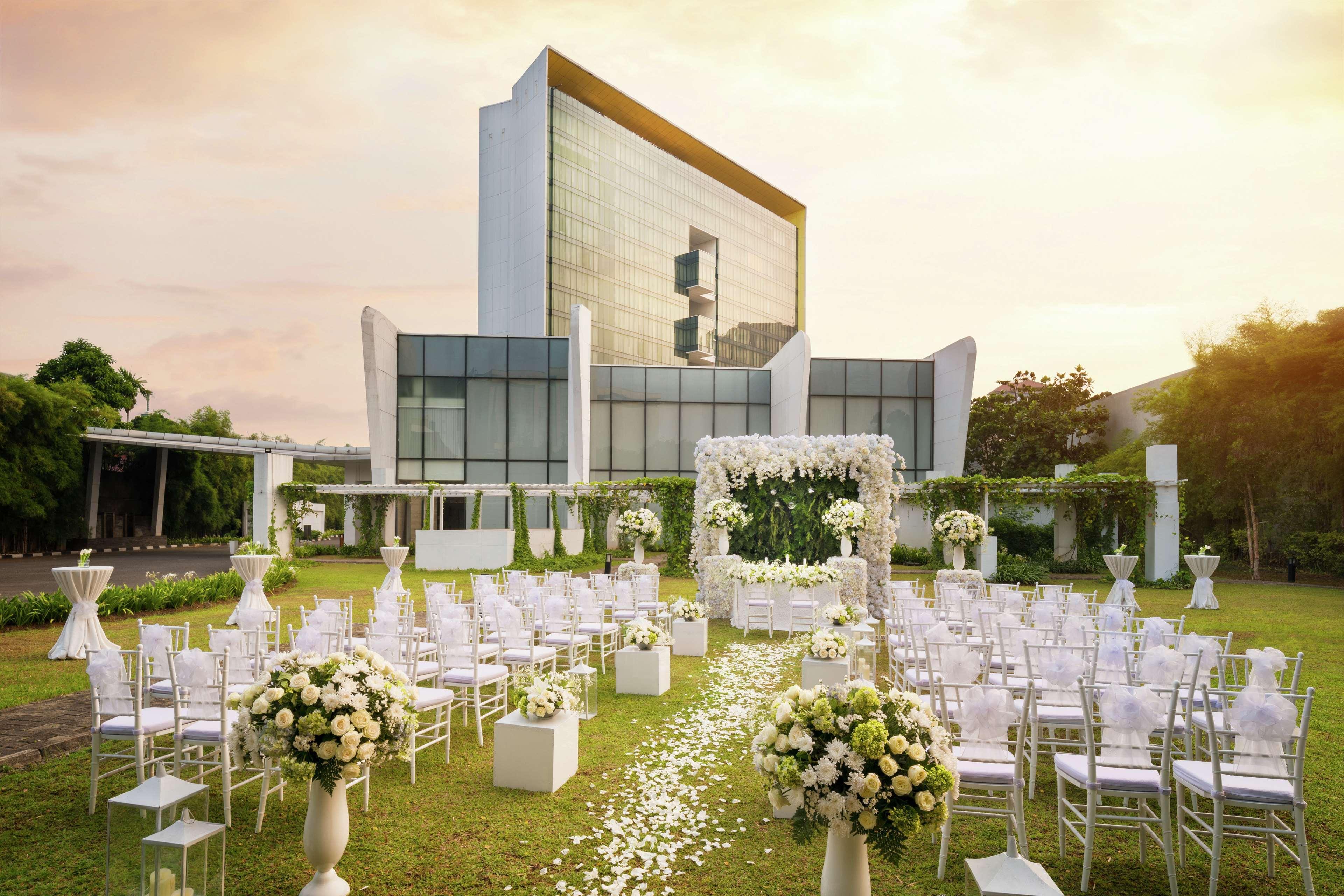 Doubletree By Hilton Jakarta - Diponegoro Exterior foto The Royal Paragon Hall