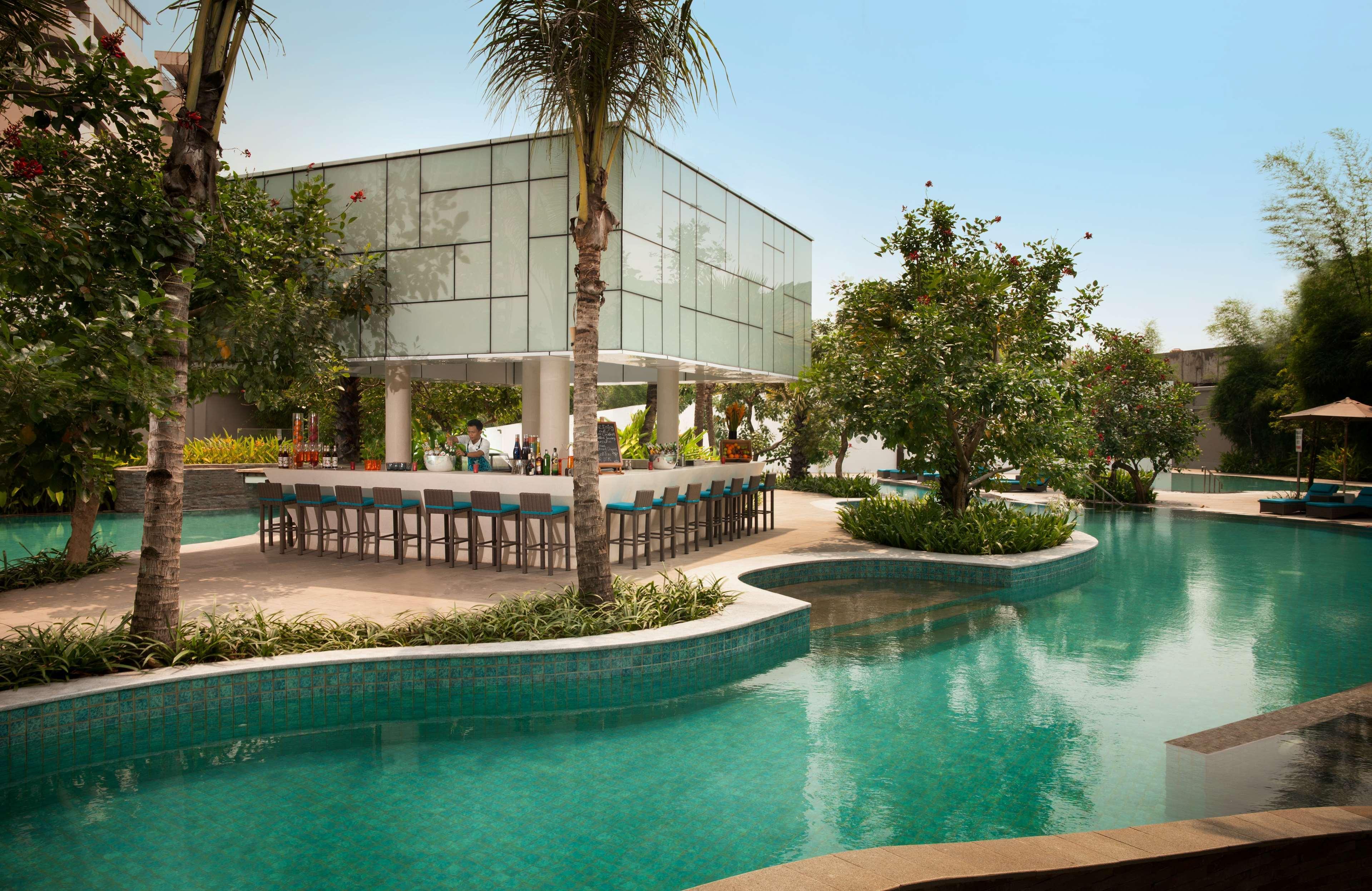 Doubletree By Hilton Jakarta - Diponegoro Exterior foto The pool at the hotel