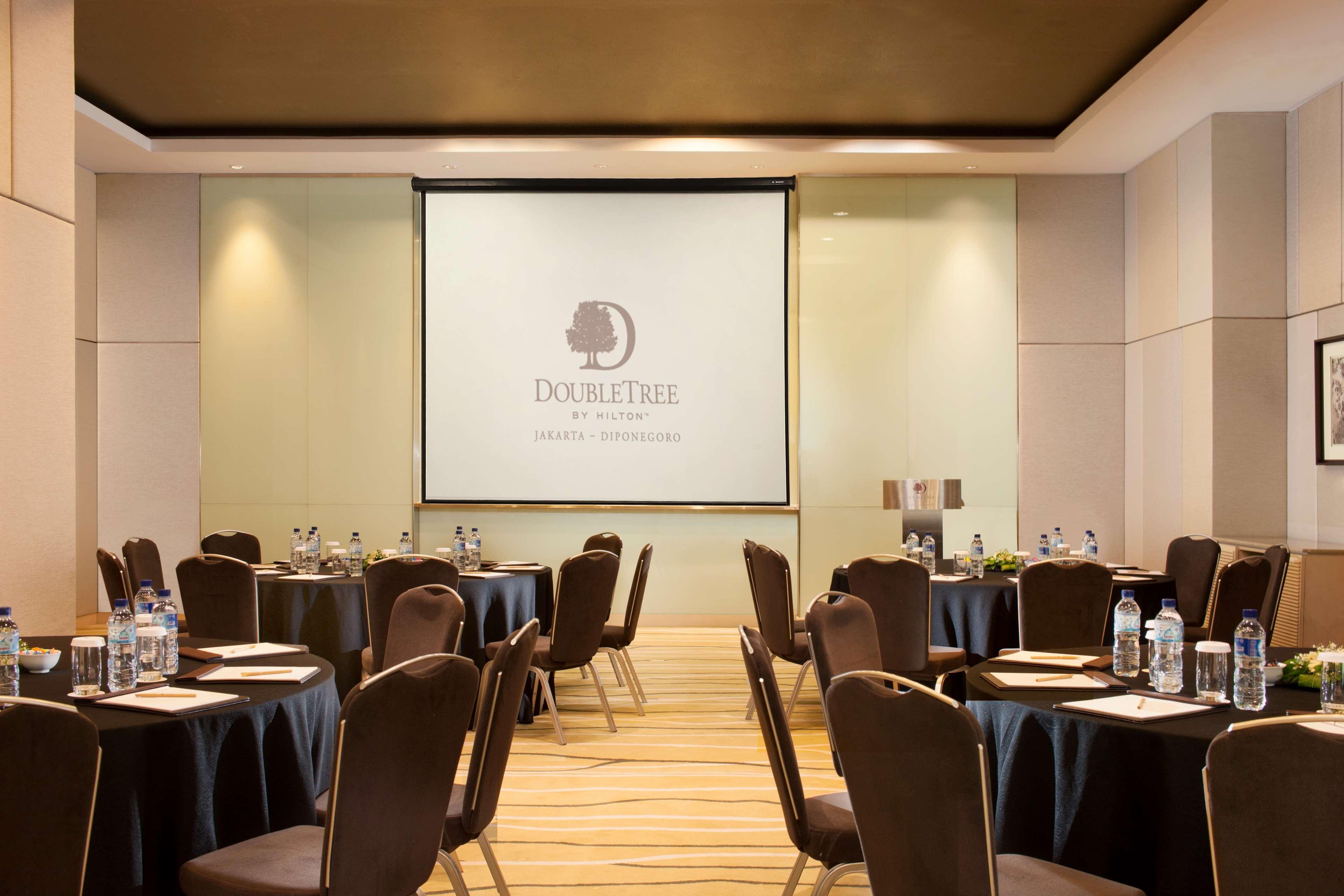 Doubletree By Hilton Jakarta - Diponegoro Exterior foto Meeting room