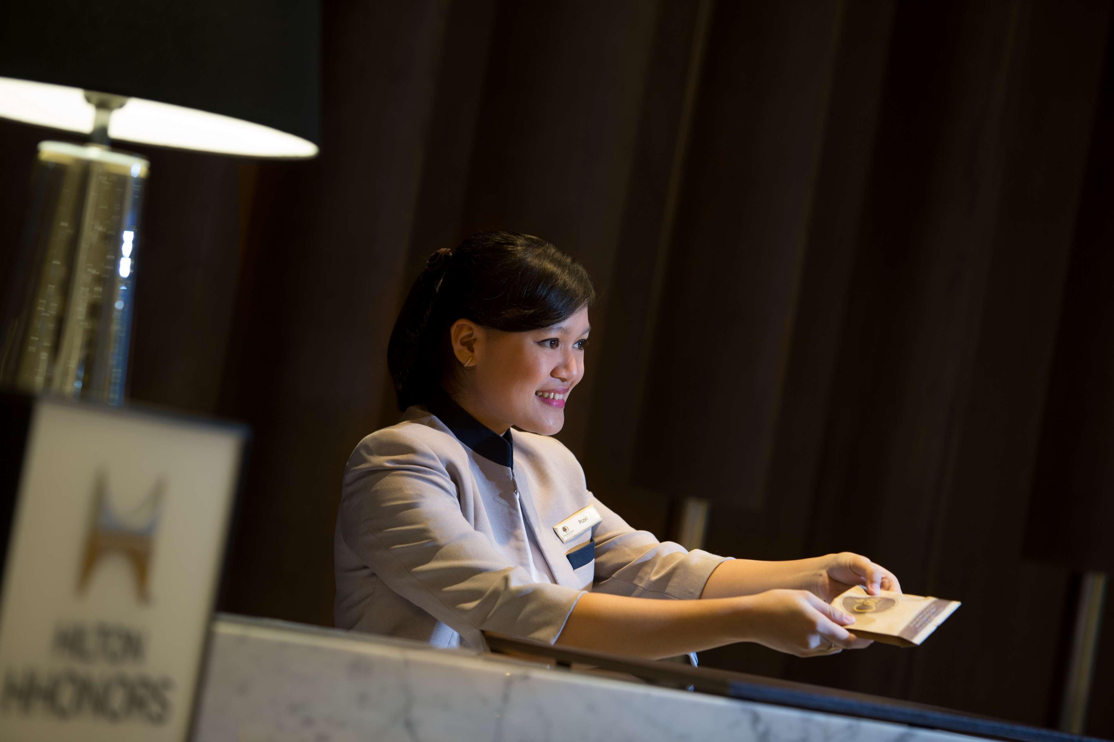 Doubletree By Hilton Jakarta - Diponegoro Exterior foto A hotel receptionist at work