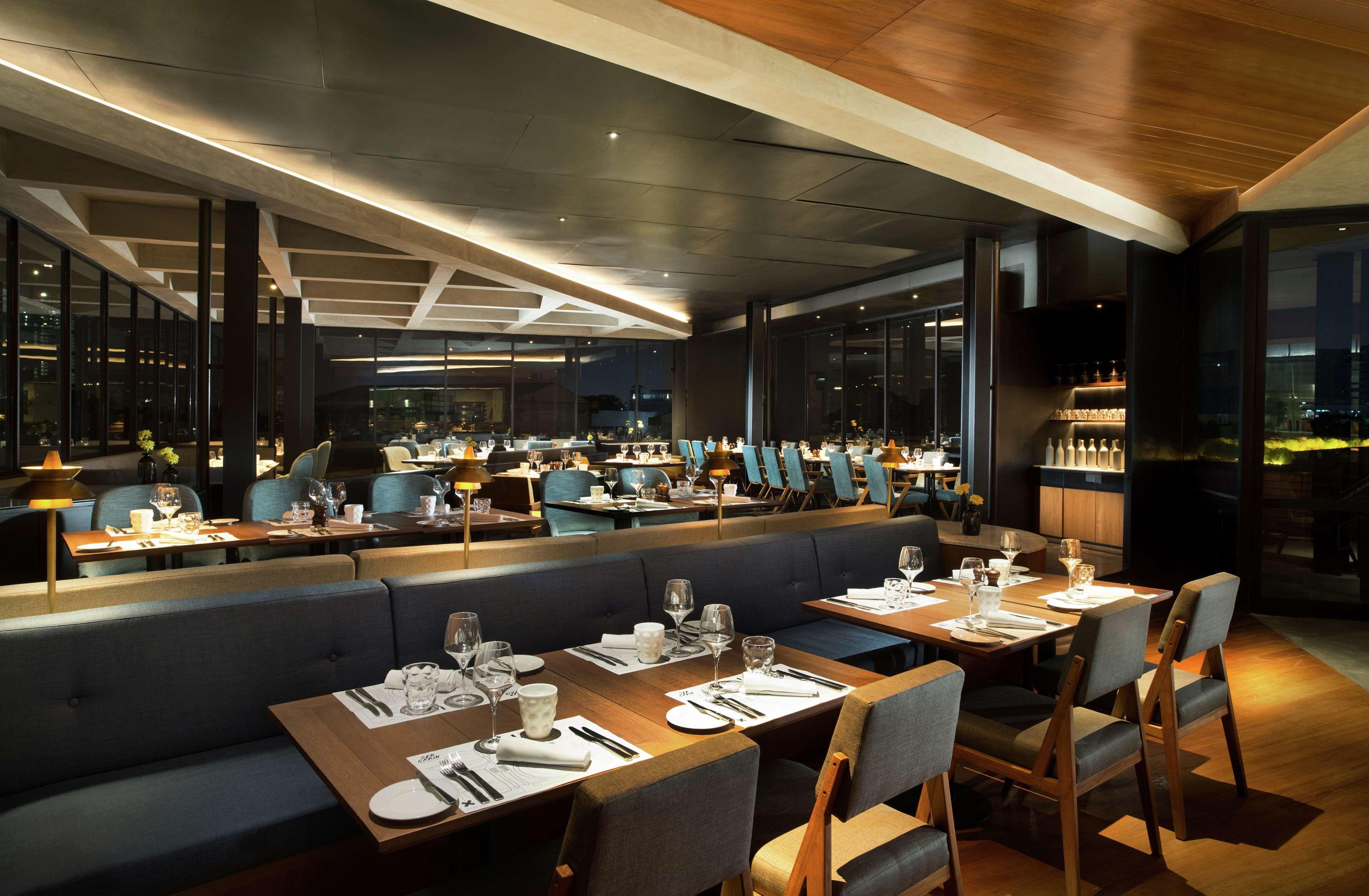 Doubletree By Hilton Jakarta - Diponegoro Exterior foto Interior of the restaurant