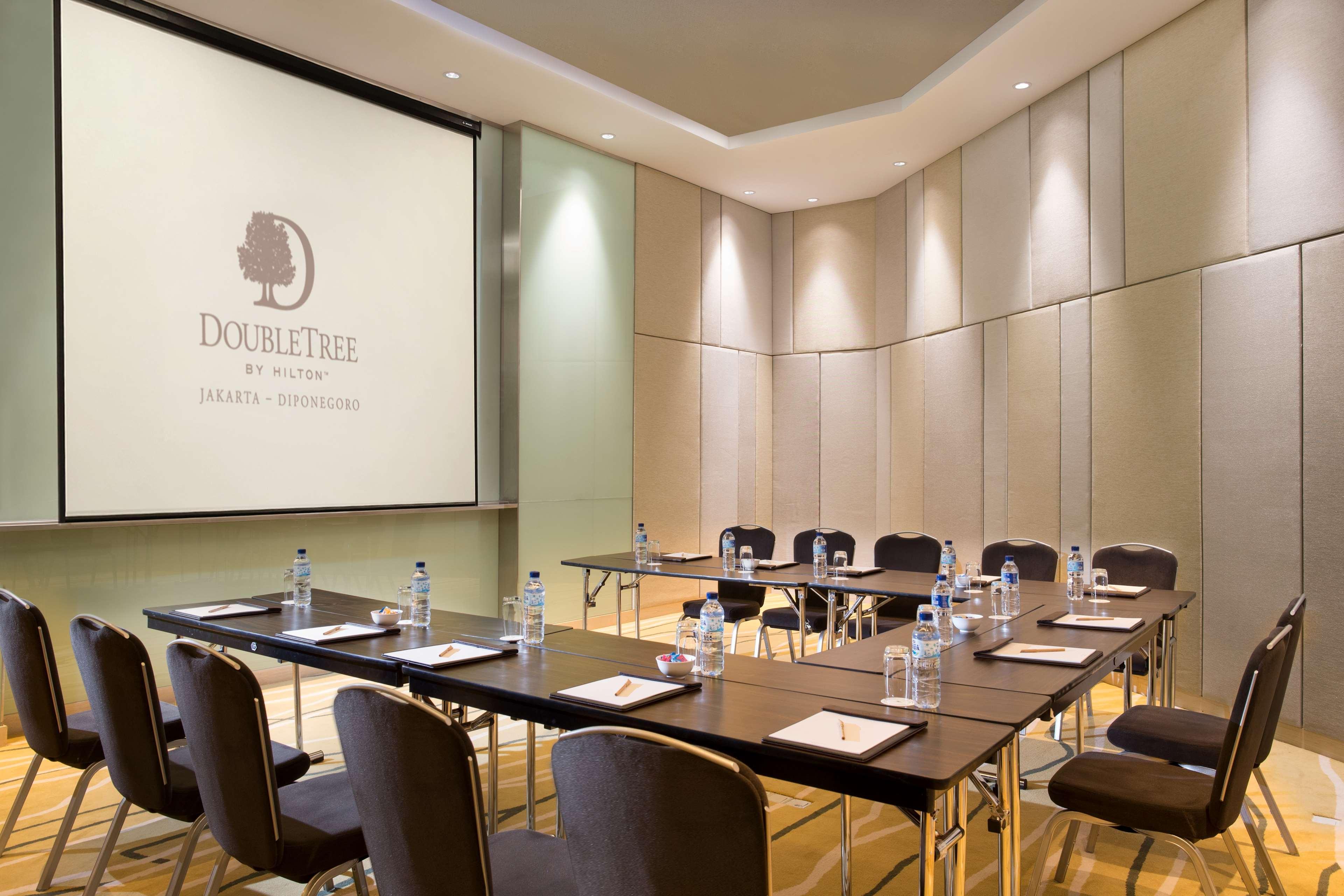 Doubletree By Hilton Jakarta - Diponegoro Exterior foto Meeting room