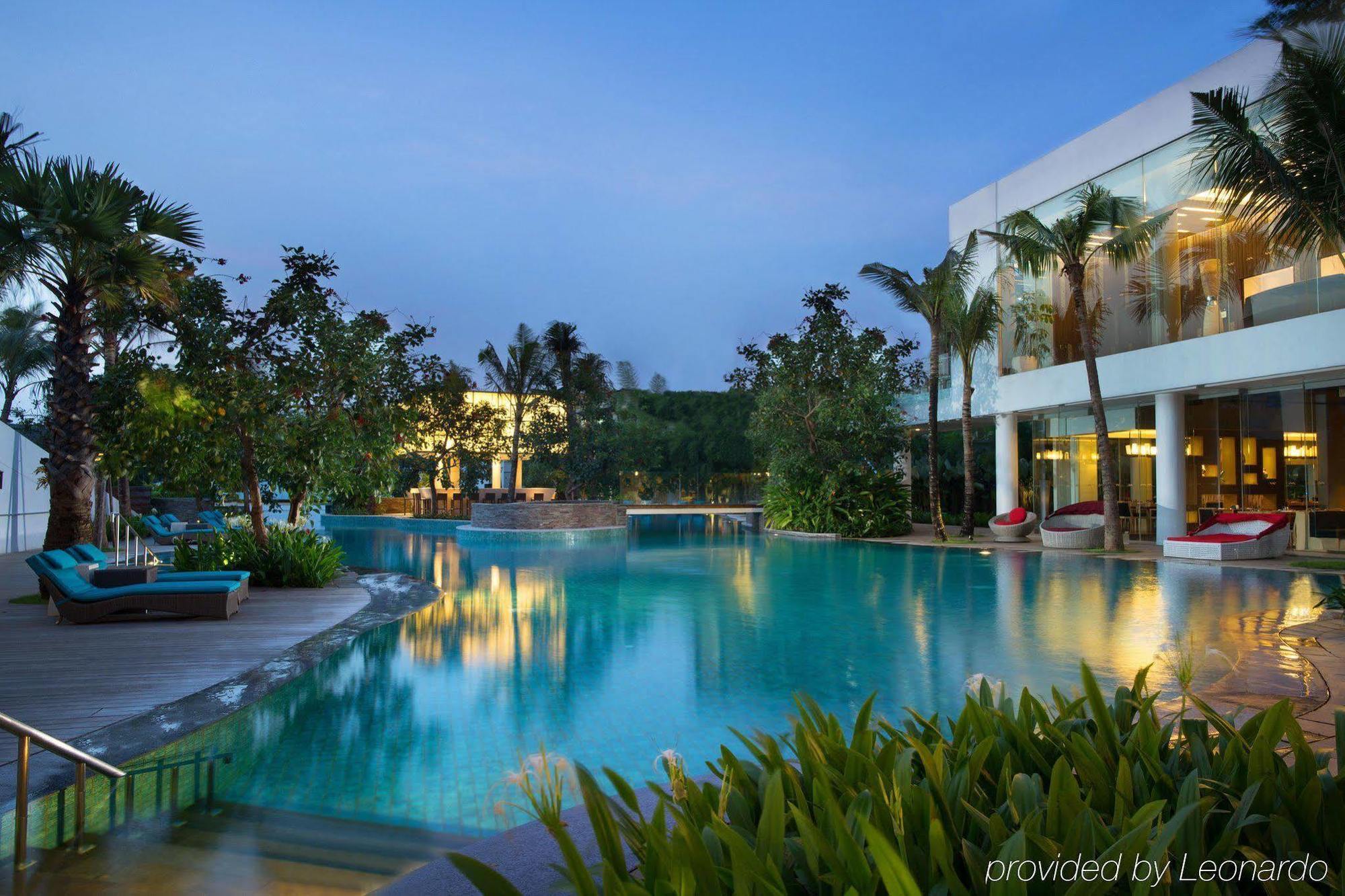 Doubletree By Hilton Jakarta - Diponegoro Exterior foto The pool at Le Méridien Nha Trang